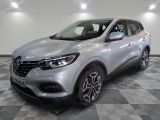 Le nouveau SUV Renault Kad est garé sur un sol à damier