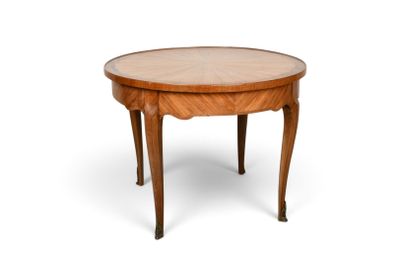une image représentant une table ronde avec un plateau et des pieds en bois