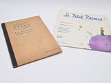 deux livres posés sur une table l'un à côté de l'autre sur une surface blanche