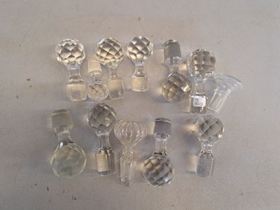 a lot of glass objects that are on the table