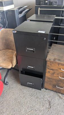 Il y a beaucoup de classeurs et une chaise dans cette pièce.