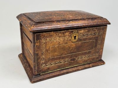 une vieille boîte en bois posée sur une surface blanche