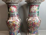 deux vases posés sur une table
