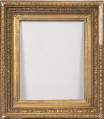 un cadre doré avec un mur blanc en arrière-plan