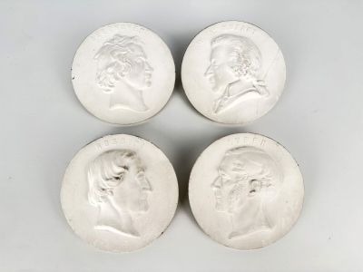 quatre médaillons en marbre blanc représentant des têtes d'hommes et de femmes