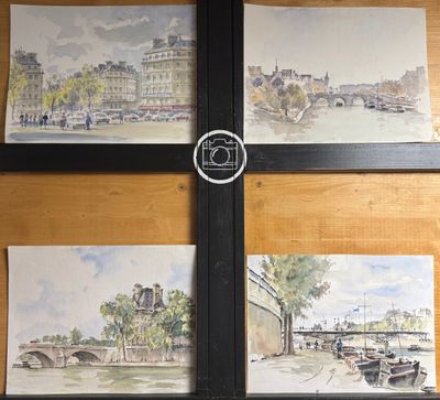 trois aquarelles représentant une ville avec une horloge accrochée au mur