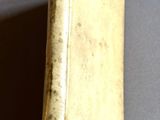 un vieux livre posé sur une table