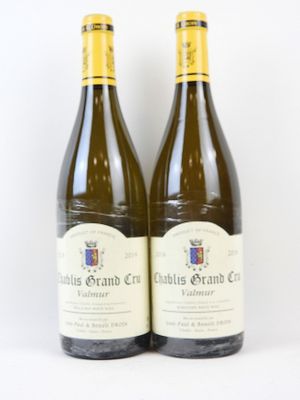 deux bouteilles de vin posées l'une à côté de l'autre sur une surface blanche