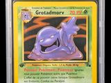 gros plan d'une carte pokemon sur fond noir