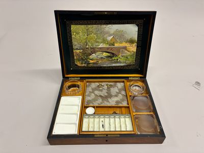 une boîte en bois contenant de nombreux objets