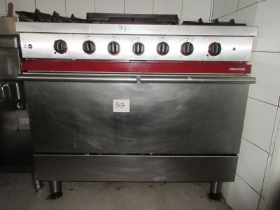 une photo d'une cuisinière professionnelle dans une cuisine