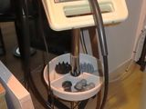 une machine posée sur une table