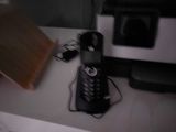 un téléphone posé sur une table