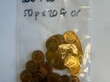 un sac de pièces d'or sur lequel est apposée une étiquette indiquant le prix