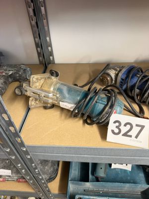 beaucoup d'outils sur une étagère dans un magasin
