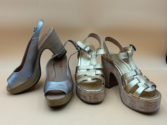 Lot de deux paires d’escarpins à talons compensés. Taille : 40. T