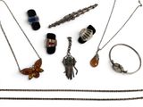 de nombreux bijoux disposés sur une surface blanche