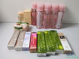 de nombreux types de produits de soins de la peau sur la table
