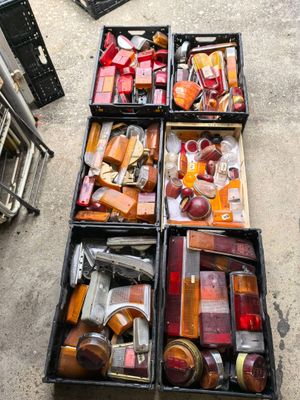 de nombreux récipients contenant divers types d'aliments et de boissons, posés par terre