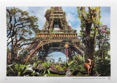 un cheval debout devant la tour Eiffel