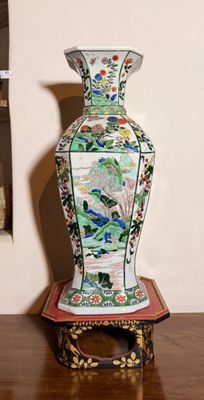 un vase posé sur un socle au sol