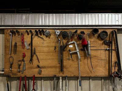 de nombreux outils accrochés au mur du garage