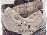 un sac rempli de vêtements posé sur une table