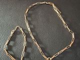 un gros plan d'un collier et d'un bracelet posés sur une table