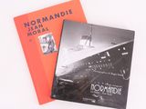 deux livres posés l'un sur l'autre sur une surface blanche