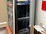 une photo d'une pièce où se trouvent tout un tas de fils