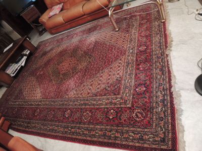 un grand tapis sur le sol d'un salon