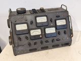 une vieille radio posée sur une table