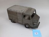 un camion jouet posé sur une table
