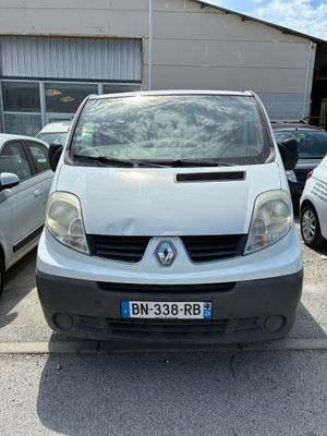 la photo d'une camionnette blanche garée sur un parking