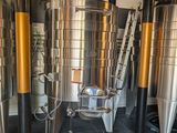 de nombreuses cuves en acier inoxydable alignées dans une pièce