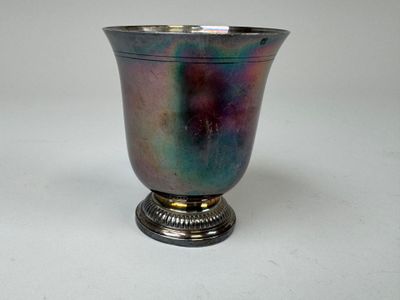 un vase violet et bleu posé sur une table blanche