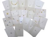 un paquet de cartes blanches ornées de différents motifs