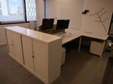 un bureau sur lequel se trouvent deux ordinateurs, dans un bureau