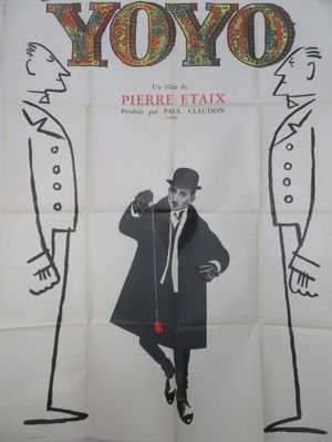 affiche de cinéma représentant un homme en costume et haut-de-forme, tenant un micro