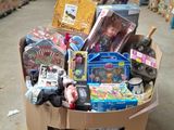 une boîte en carton remplie de jouets dans un entrepôt