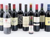 plusieurs bouteilles de vin sont alignées sur une surface blanche