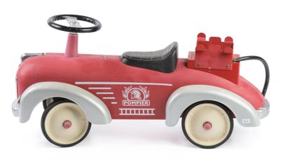 volant d'une petite voiture rouge en forme de camion de pompiers sur fond blanc