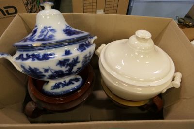deux assiettes bleues et blanches dans une boîte posée sur une table