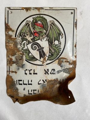 une affiche représentant un dragon tenant un bouclier