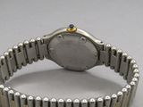 une image représentant une montre-bracelet dont le cadran est orné d'une pierre bleue
