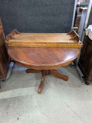 une table en bois sur laquelle est posé un plateau en bois