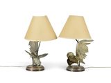 une paire de lampes de table en laiton ornées d'oiseaux sur fond blanc
