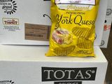 Dans un magasin, des paquets de chips sont empilés les uns sur les autres