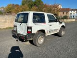 un SUV blanc garé sur le bord de la route