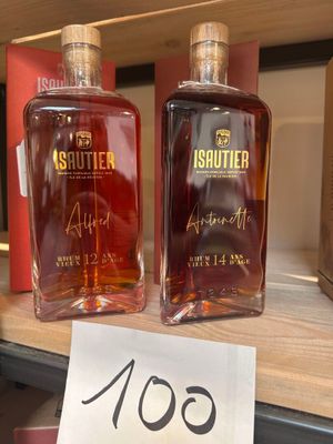 deux bouteilles d'alcool posées sur une étagère dans un magasin